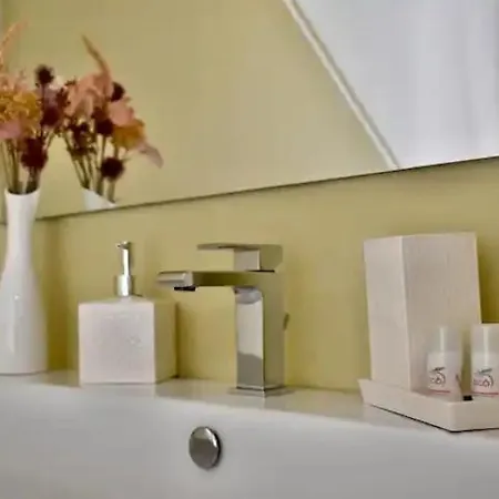Apartman Mirror